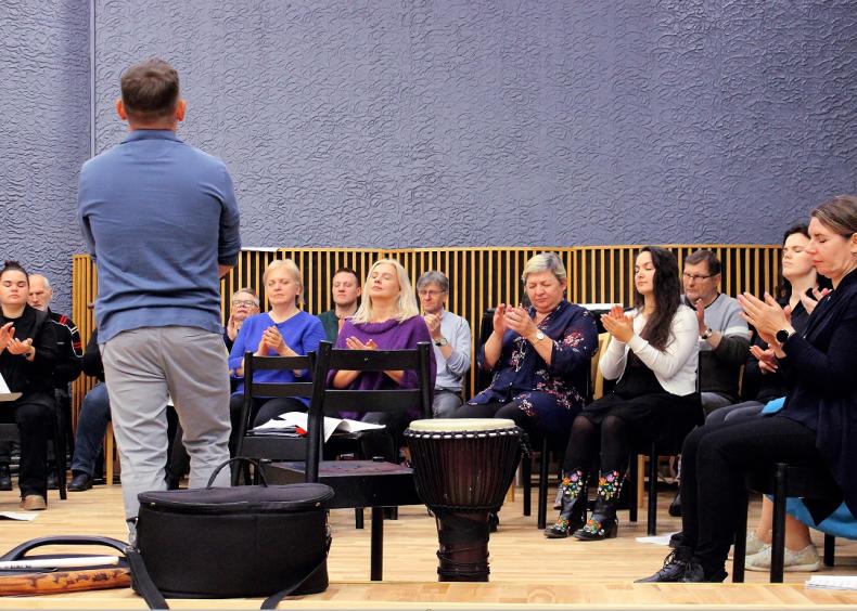 „Polifonija“ tęsia choristų meistriškumo ugdymą: praktiniuose mokymuose – ritmas ir balso laisvė